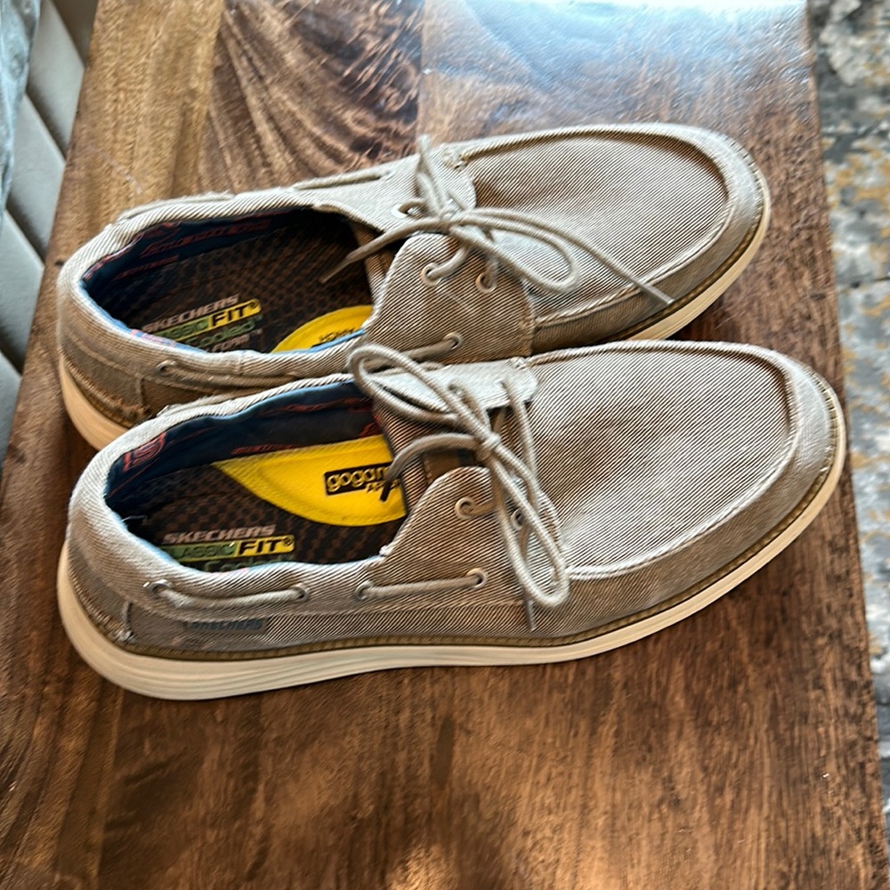 Like new.  Skechers casual canvas boat shoe